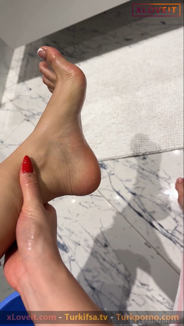 Ayak Fetiş video Zeus Sıla ayaklarına yağ döküp sergiledi